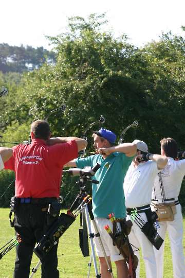 Fotos vom Wettkampf, Pause und Siegerehrung von der LM FITA in Vellmar vom 02. Juli 2006-18